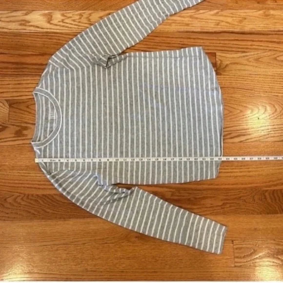 Like New GAP Feather Long Sleeve Striped Tee- Gray and White, Size Large - Picture 7 of 8